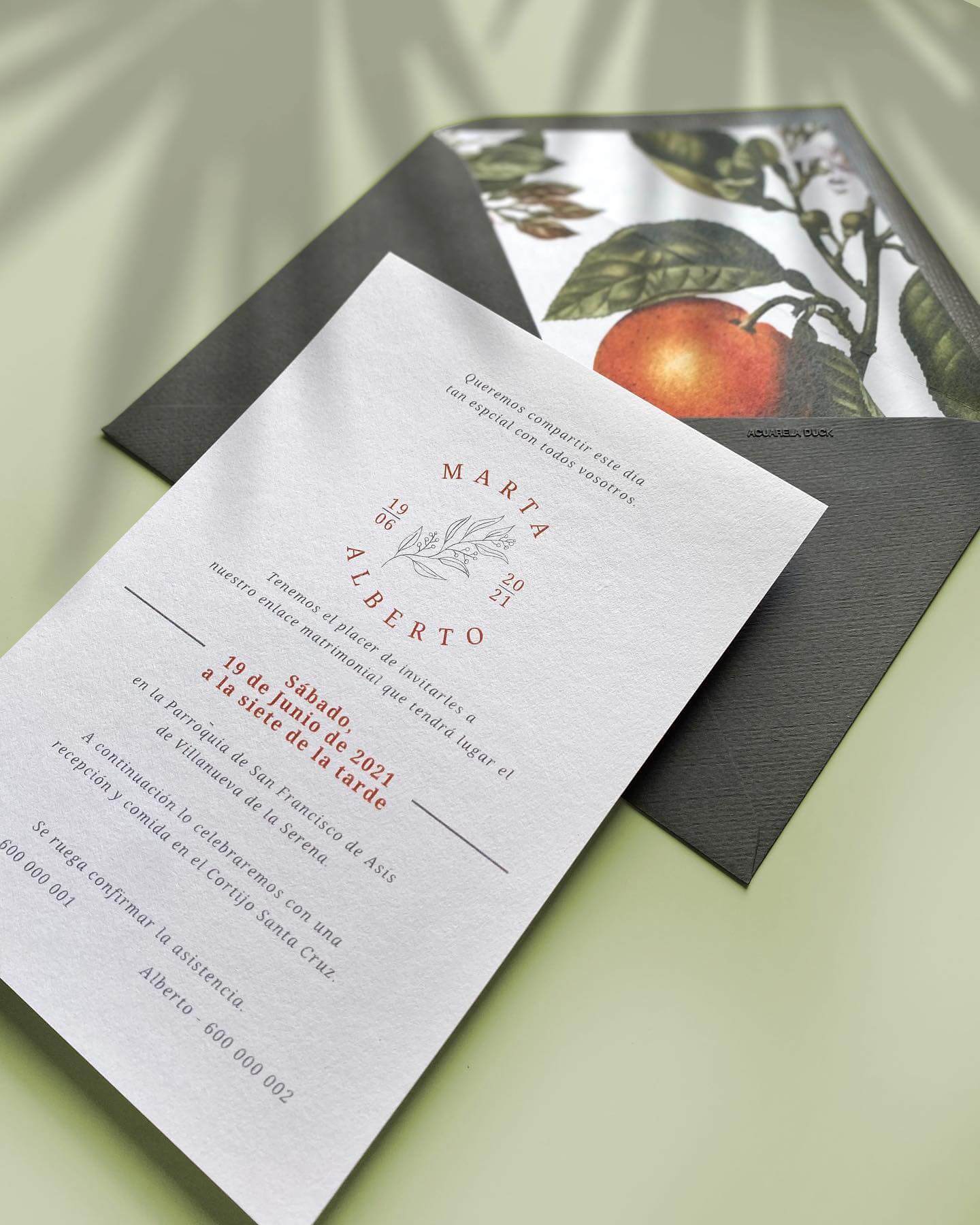 Invitación de boda estilo minimalista en tonos claros con sobe oscuro y fondo de ilustración de naranjas